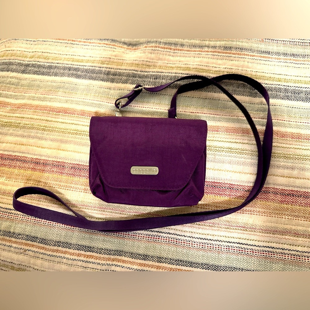 Beautiful small Baggallini crossbody wallet, perfect for travel